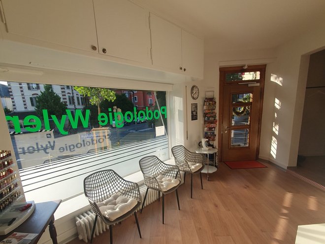 Eingangstür und Schaufenster der Podologie Wyler an der Wylerstrasse