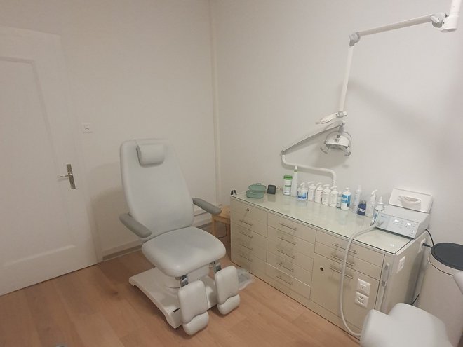 Eine Behandlungskabine der Podologie Wyler mit Behandlungsstuhl